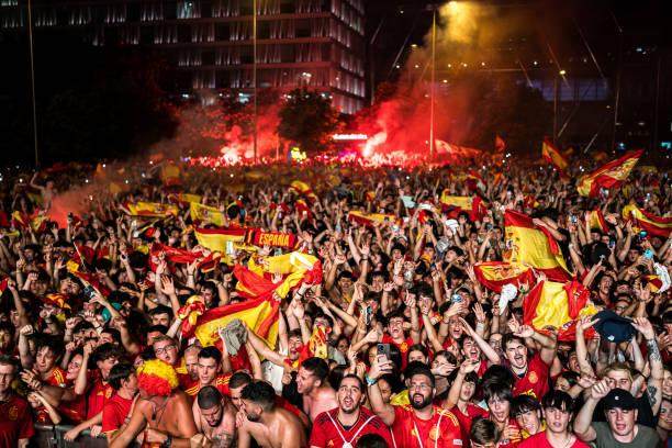 最艰难道路成就最优秀冠军！西班牙开启庆祝模式